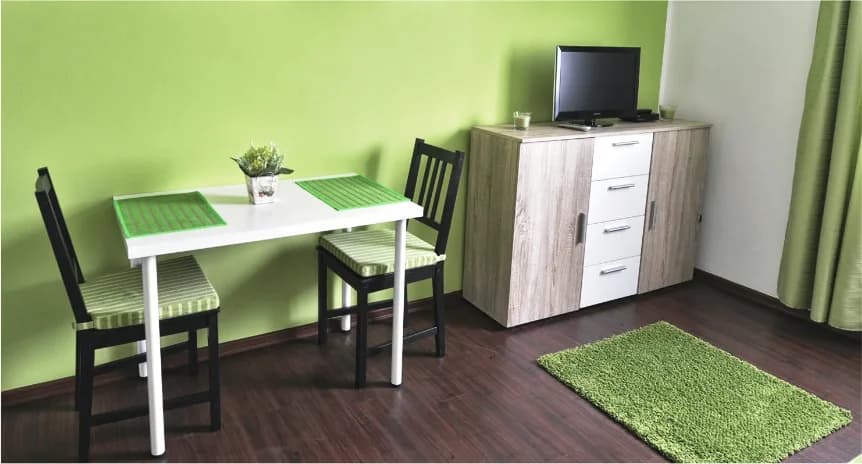 Jídelní stůl a komoda v apartmánu